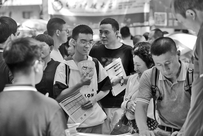 高校招生咨詢熱潮涌，中高考志愿填報咨詢成焦點